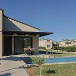 Meraki - Seaside Pool & Private Parking Villa