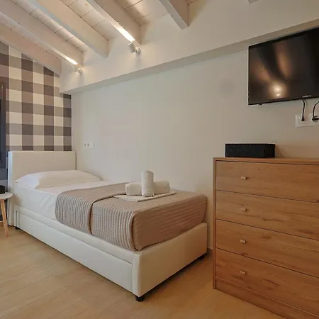 Villa Meraki - Seaside Pool & Private Parking *