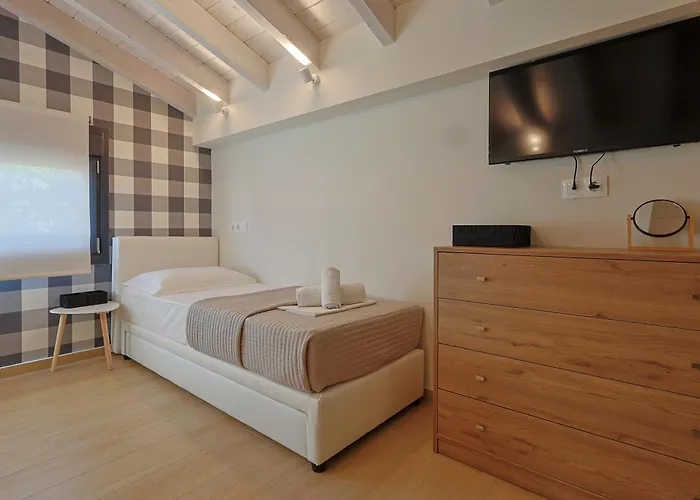 Villa Meraki - Seaside Pool & Private Parking *