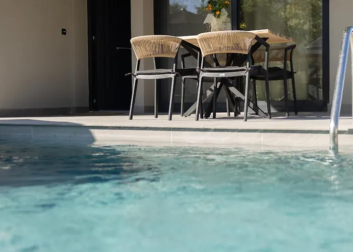 Meraki - Seaside Pool & Private Parking