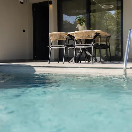 Meraki - Seaside Pool & Private Parking